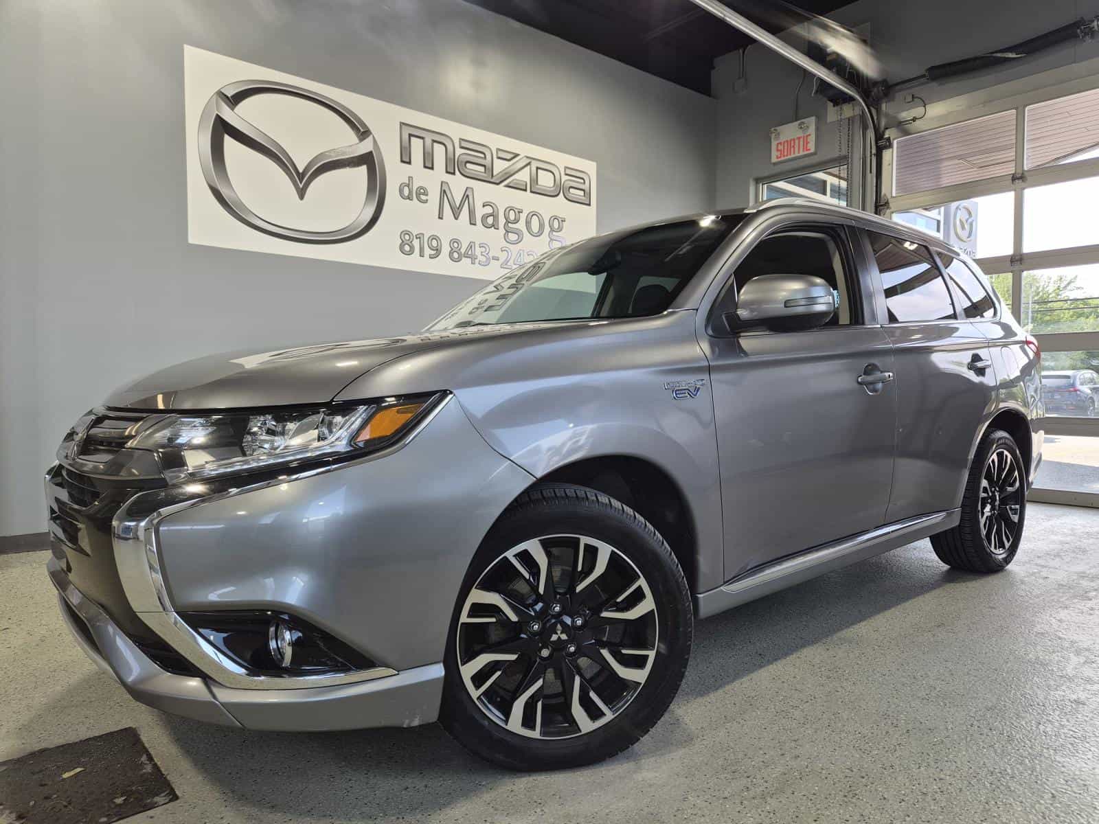 2018 Mitsubishi Outlander PHEV SE Touring - Image 1