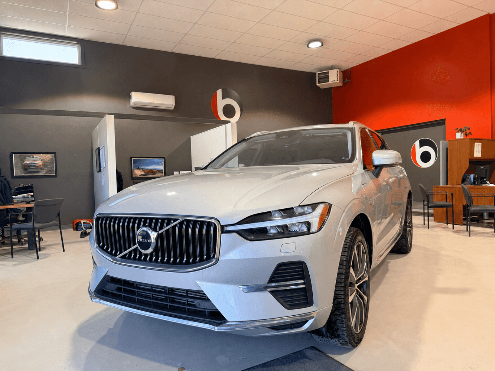 2022 Volvo XC60 Inscrptn Expr Rchrg - Image 1