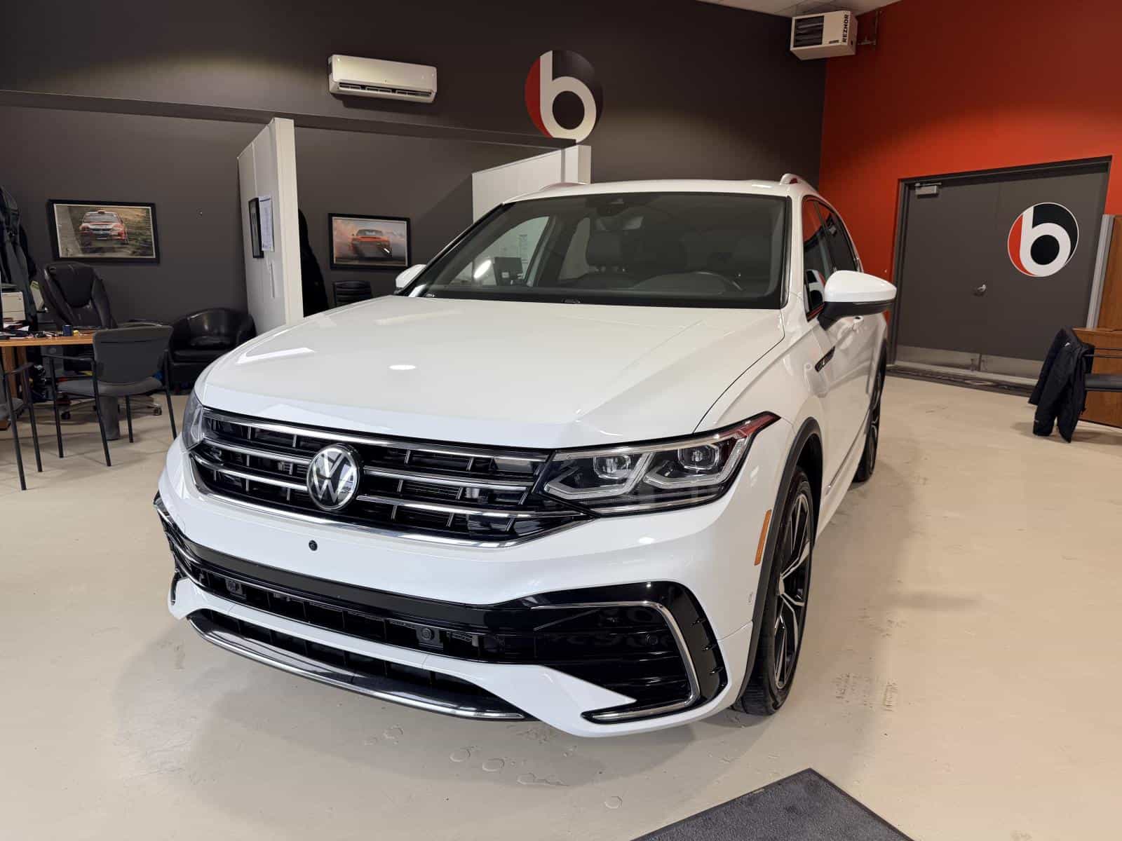 2022 Volkswagen Tiguan Highline R-Line - Image 1